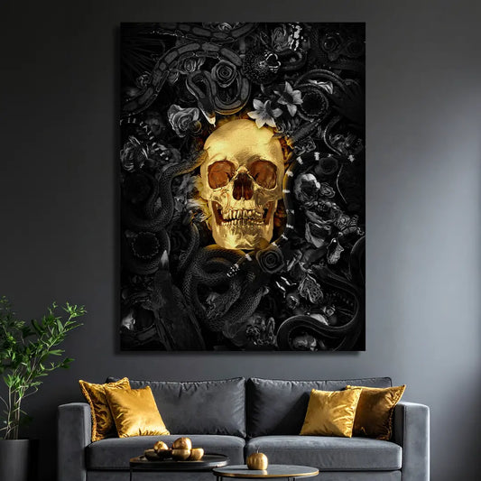 Dunkles Gothic Wandbild mit goldener Schädel-Illustration im modernen Raum