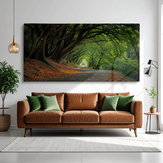 Panorama-Leinwand mit Waldmotiv als beruhigende Wanddekoration in einem modernen Wohnzimmer