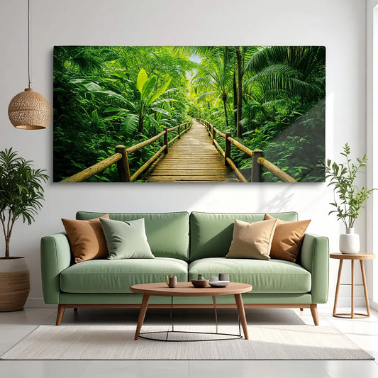 Panorama-Leinwand mit tropischem Dschungelmotiv als beruhigende Wanddekoration in einem modernen Wohnzimmer