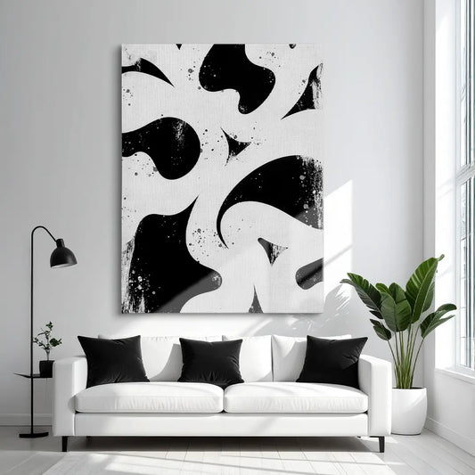 Abstrakte Schwarz-Weiß Leinwand mit dynamischen Formen als moderne Wanddekoration in einem stilvollen Wohnzimmer