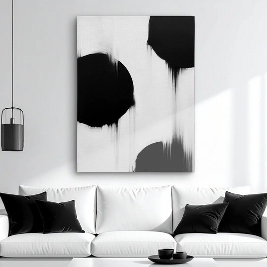 Abstrakte Schwarz-Weiß Leinwand als moderne Wanddekoration in einem minimalistischen Wohnzimmer