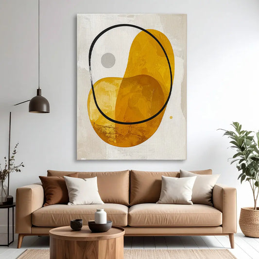 Abstrakte gelbe Leinwand mit geometrischem Design als Wanddekoration im Wohnzimmer