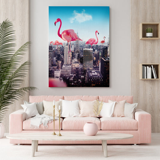 Surreale Flamingo-Leinwand als farblicher Akzent im modernen Wohnzimmer