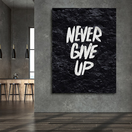 Statement Leinwand „Never Give Up“ als moderne Wanddekoration im Wohnzimmer