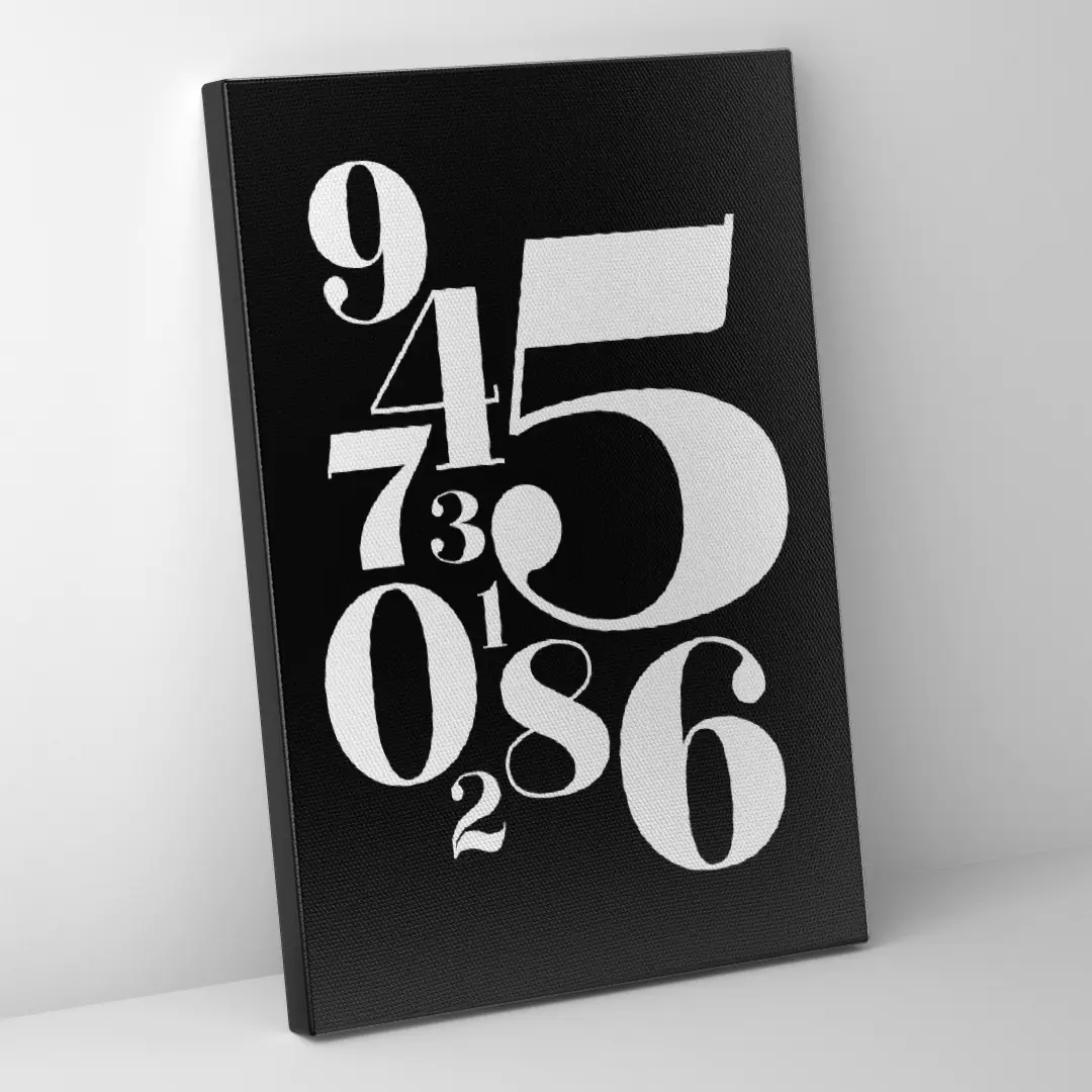 Seitenansicht einer schwarzen Typografie-Leinwand mit weißer Zahlen-Gestaltung