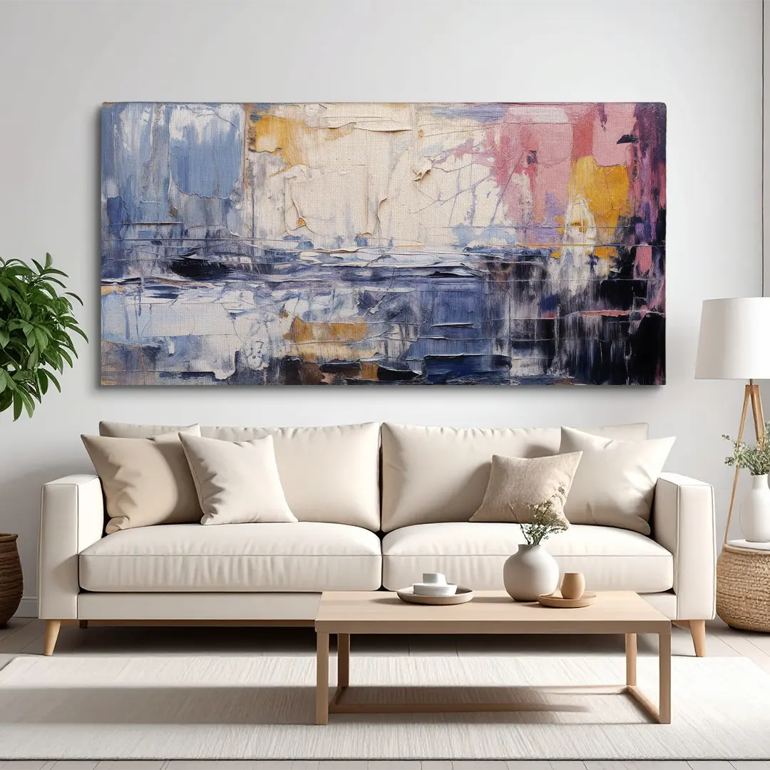 Abstrakte Panorama-Leinwand mit ruhigen Farben als modernes Kunsthighlight in einem stilvollen Wohnzimmer