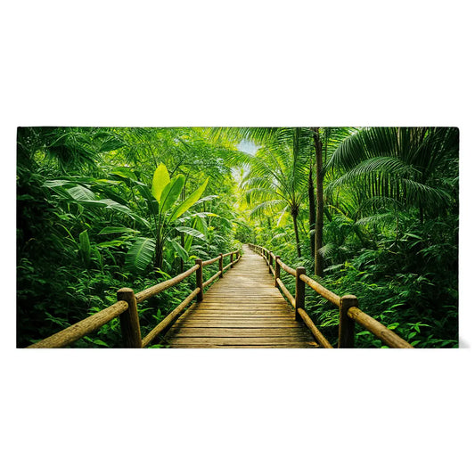 Panorama-Leinwand mit Holzsteg durch tropischen Dschungel, sattes Grün und ruhige Naturstimmung, hochwertige Wandkunst auf Canvas
