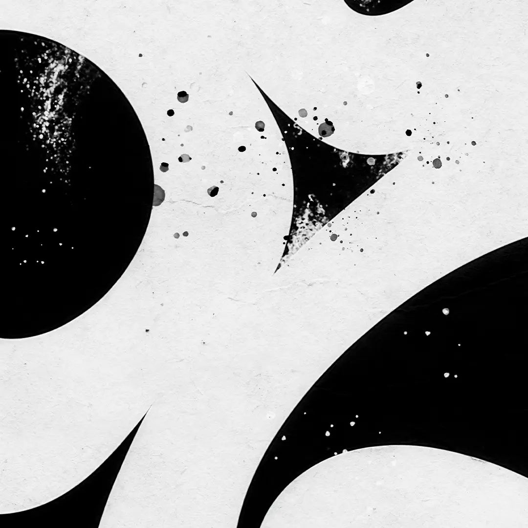 Zoom-Detail eines abstrakten Schwarz-Weiß Canvas-Drucks mit feiner Leinwandstruktur und Tinten-Textur