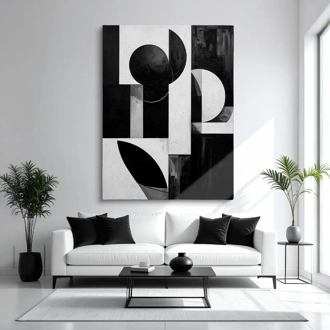 Geometrische Schwarz-Weiß Leinwand als moderne Wanddekoration in einem stilvollen, zeitgenössischen Wohnzimmer