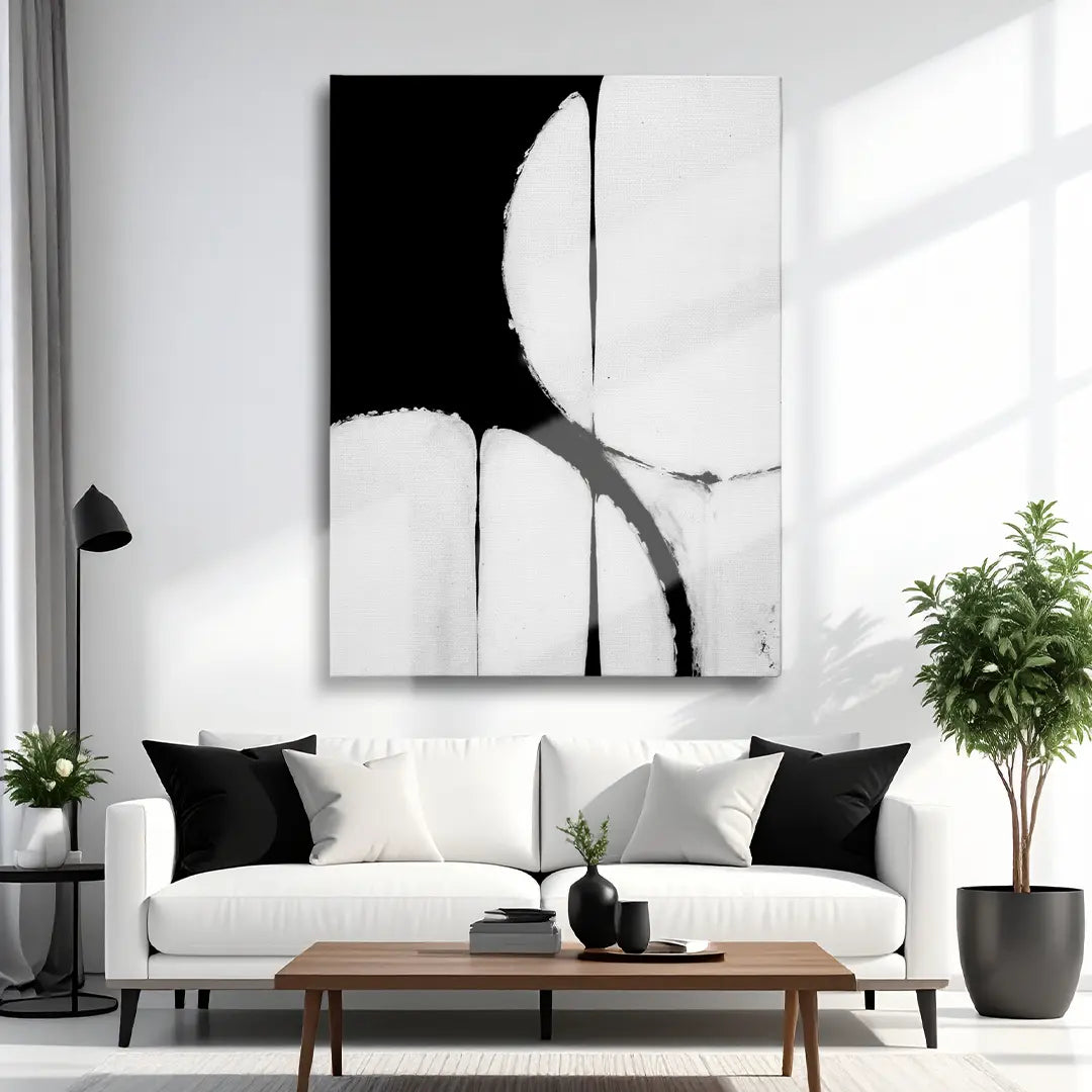 Abstrakte Schwarz-Weiß Leinwand als moderne Minimal-Art-Wanddekoration in einem stilvollen Wohnzimmer