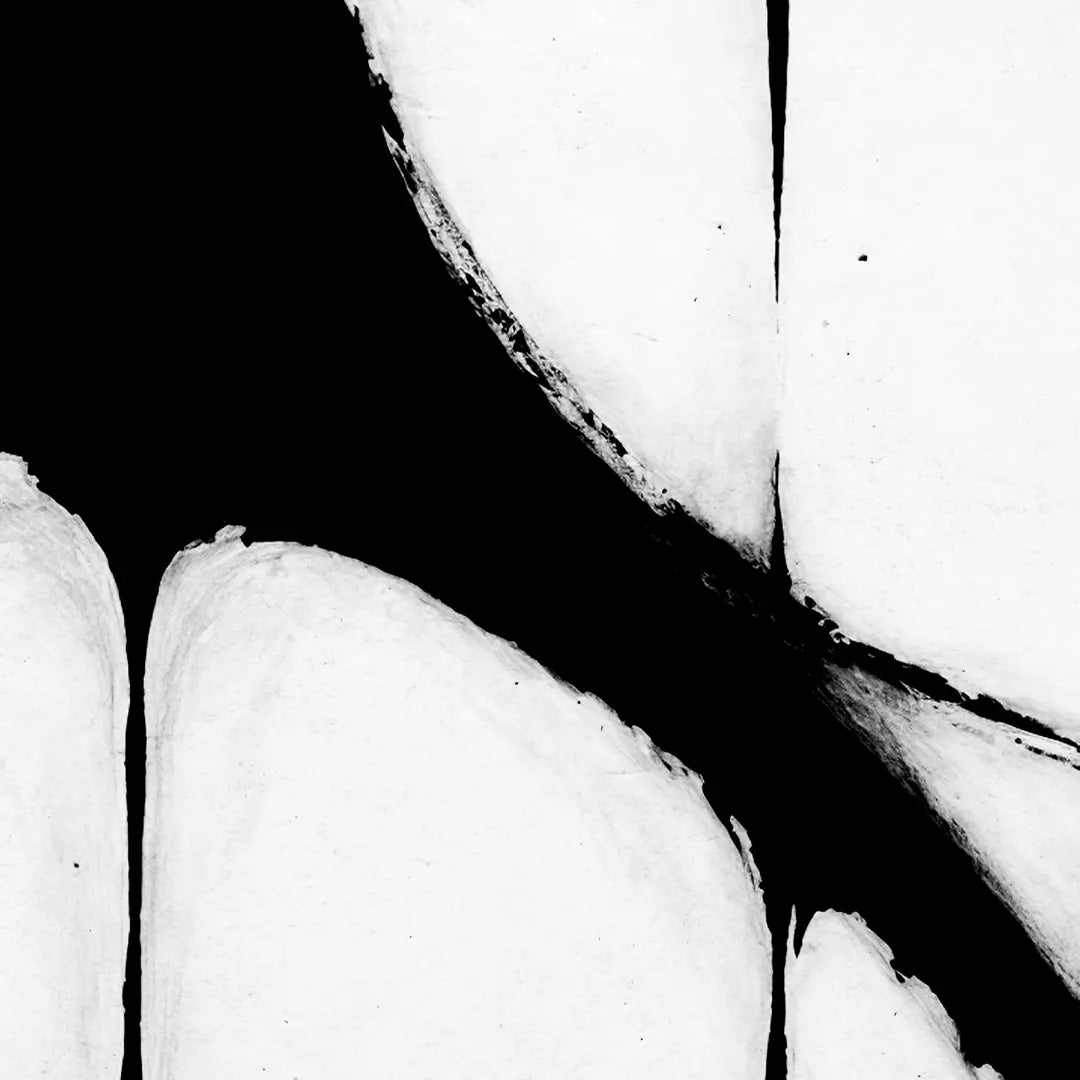 Zoom-Detail eines abstrakten Schwarz-Weiß Canvas-Drucks mit feiner Leinwandstruktur und präziser Linienführung