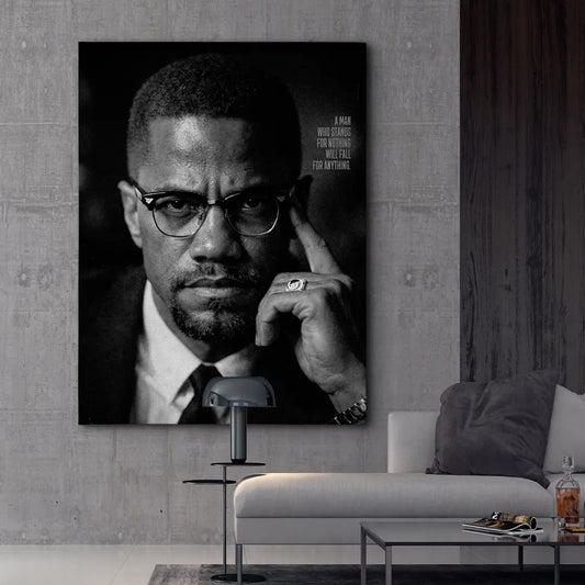 Moderne Schwarz-Weiß Leinwand mit Zitat als stilvolle Wanddekoration in einem eleganten Wohnzimmer