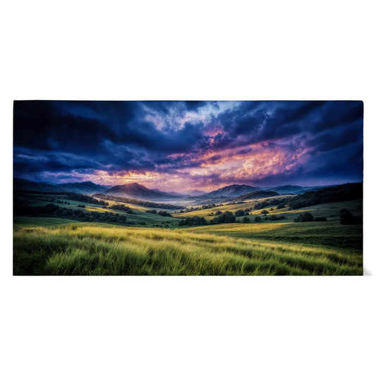 Panorama-Leinwand mit weiter Landschaft, grünen Hügeln und dramatischem Himmel, hochwertige Natur-Wandkunst auf Canvas