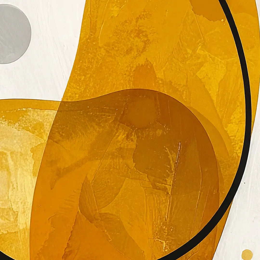 Detailaufnahme einer abstrakten gelben Leinwand mit organischen Formen und Textur