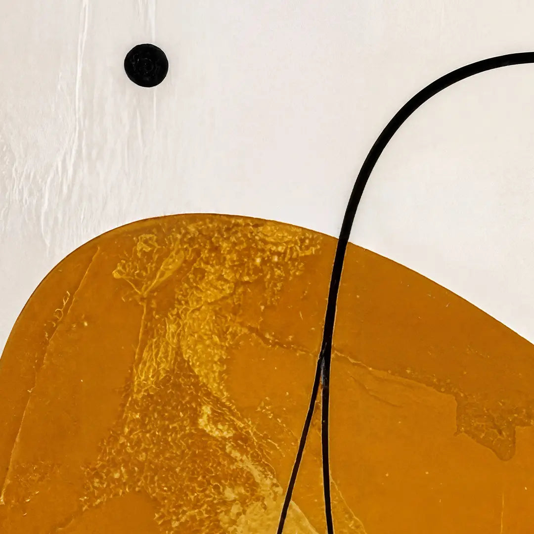 Detailaufnahme einer abstrakten gelben Leinwand mit schwarzen Linien und Textur