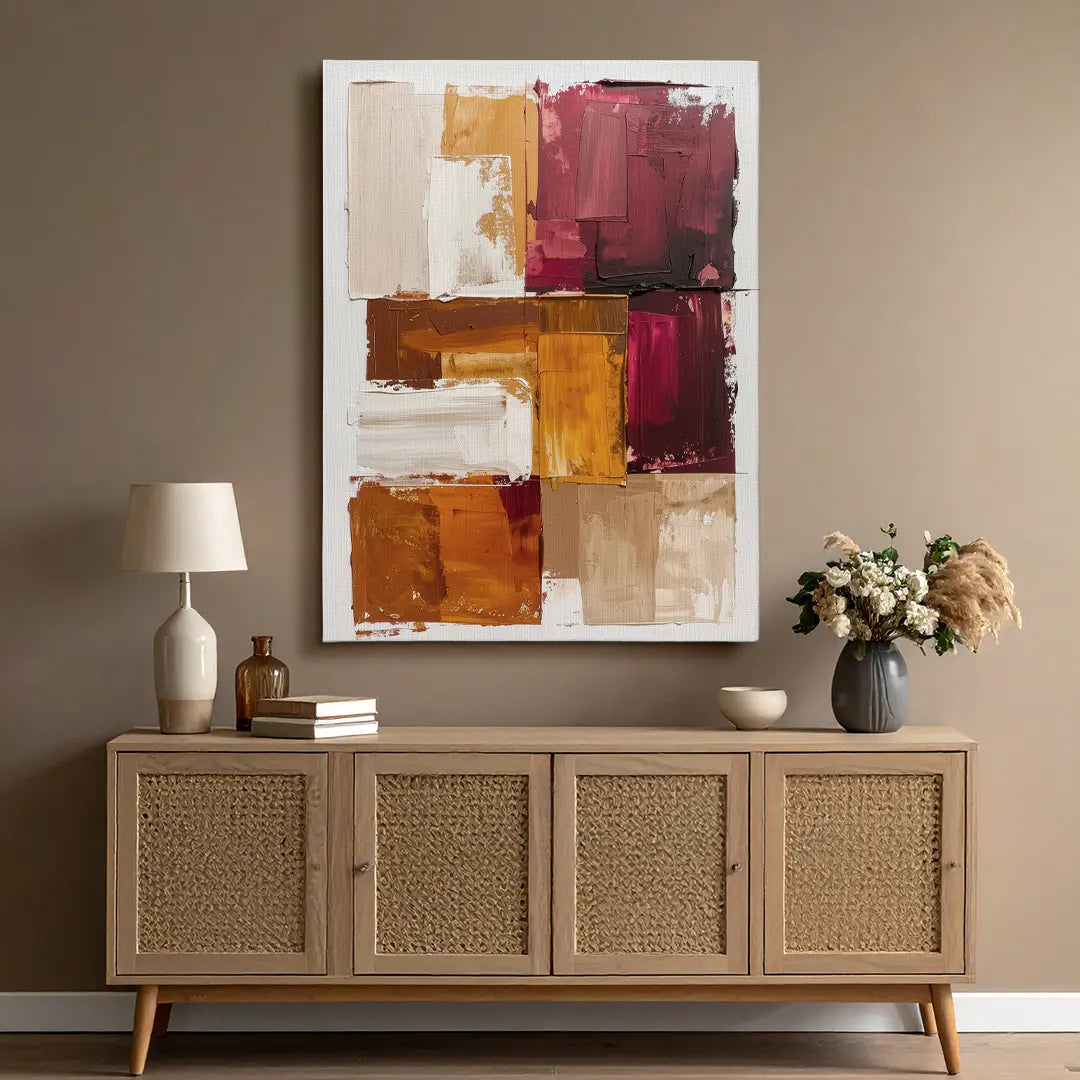 Moderne abstrakte Leinwand mit warmen Erdtönen im Wohnzimmer